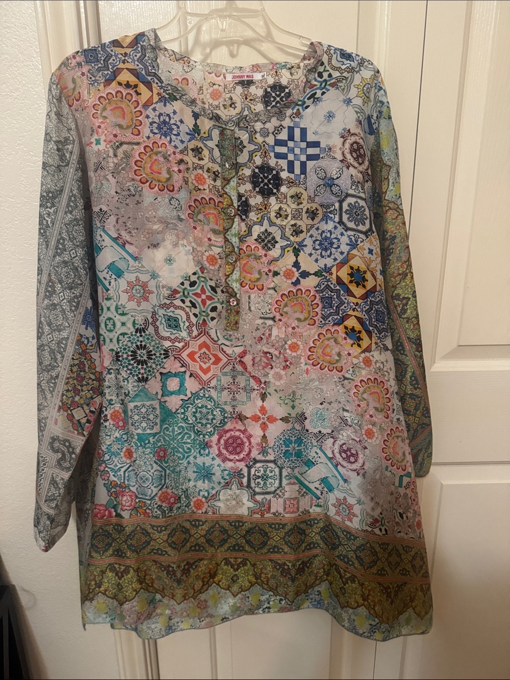 Johnny Was Multicolor Mosaic Floral Blouse
52 in around bust
Length 32 in